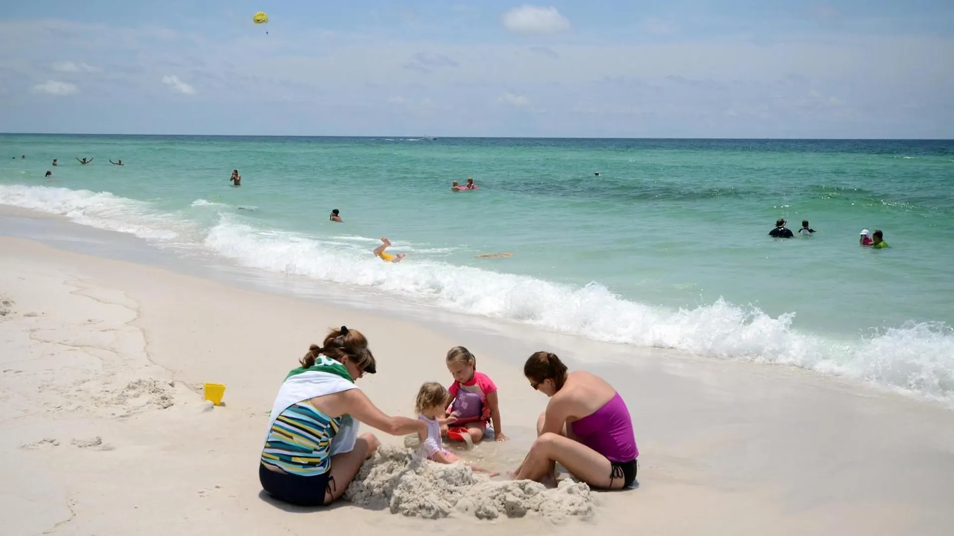 2111 - Shoreline Towers Unit Upgraded Condo- Free Beach Setup! Destin Holiday home