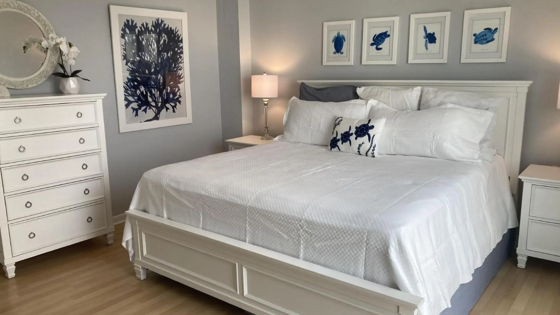 2111 - Shoreline Towers Unit Upgraded Condo- Free Beach Setup! Destin Holiday home