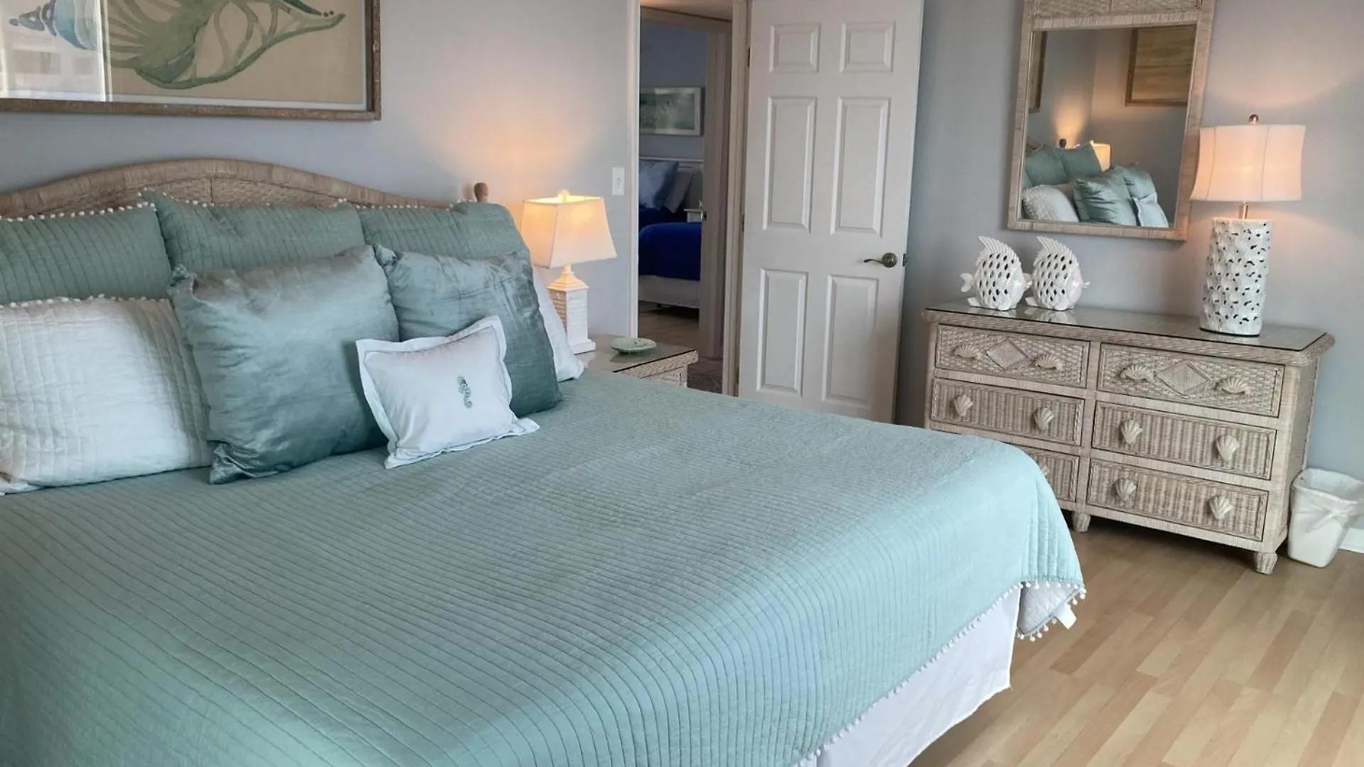 2111 - Shoreline Towers Unit Upgraded Condo- Free Beach Setup! Destin Holiday home