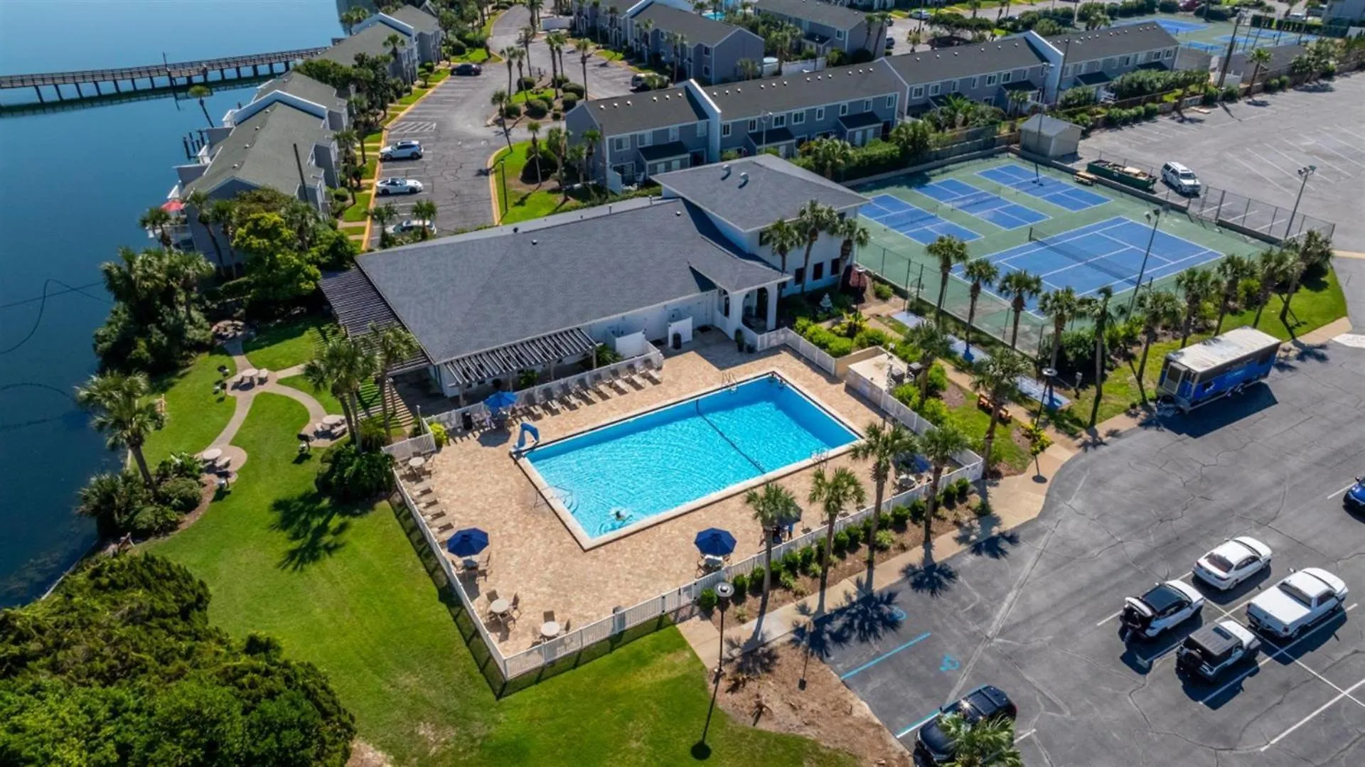 2111 - Shoreline Towers Unit Upgraded Condo- Free Beach Setup! Destin Holiday home